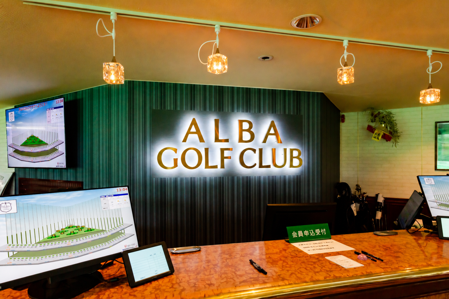 ALBA GOLF CLUB のロゴが光るフロントカウンター